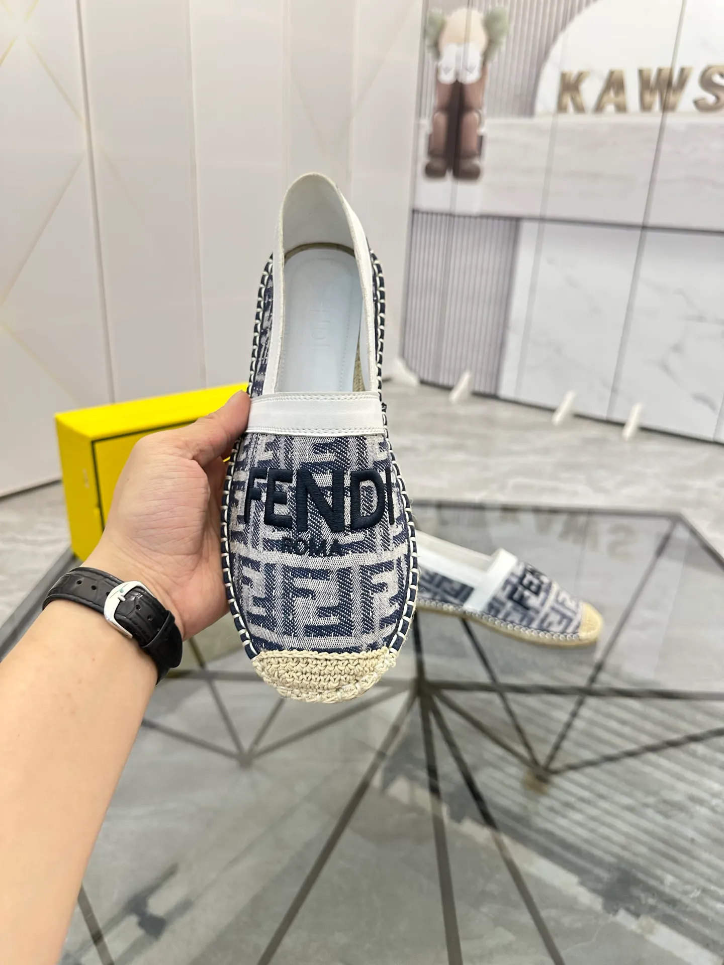 Selling men's shoes 💰: 💰P420¥ Product trademark: Fendi* "Fendi*" low-top fisherman's shoes Regular size: 38-44 (can be customized to 37.45) Product materials: upper imported cowhide stitched with original fabric, sheepskin lining, original outsole. Number: 1023
